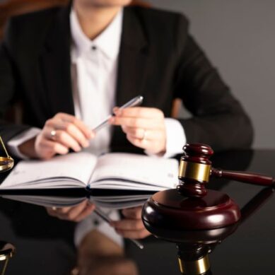 Kancelaria adwokacka: Jak wybrać adwokata dla Twoich potrzeb prawnych?